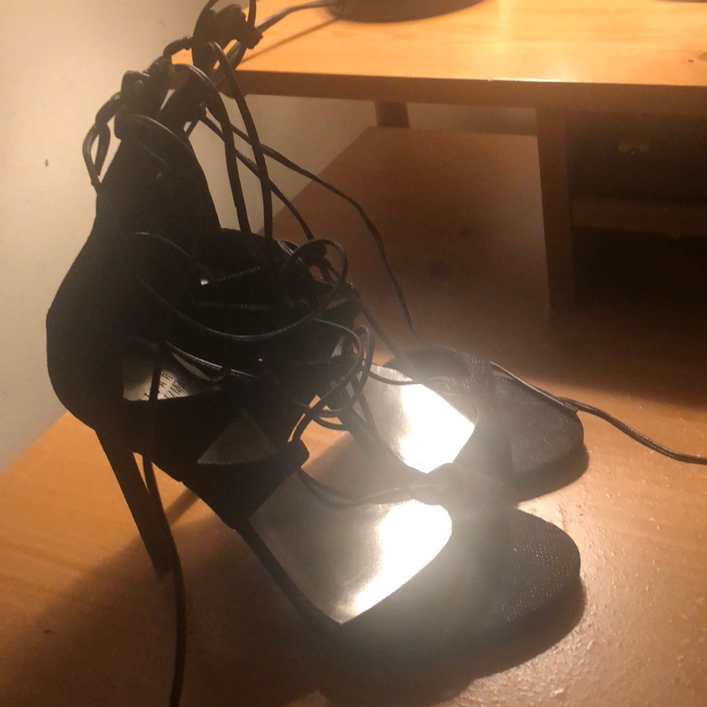 Stuart Weitzman - Picture 4 of 8